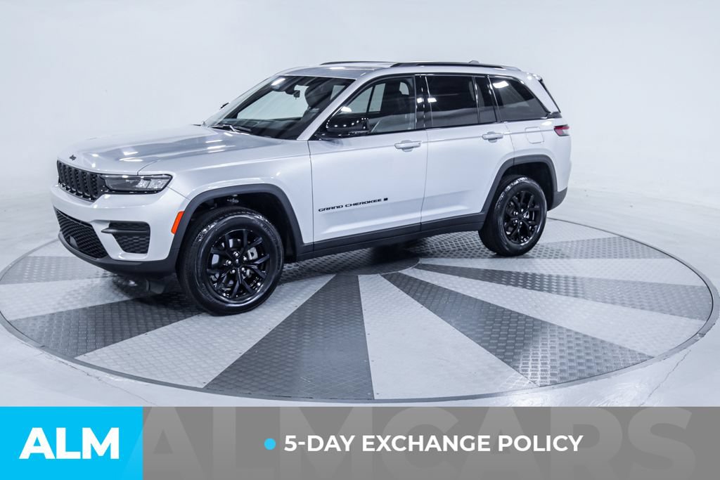 Used 2025 Jeep Grand Cherokee Altitude AWD/4WD image 3