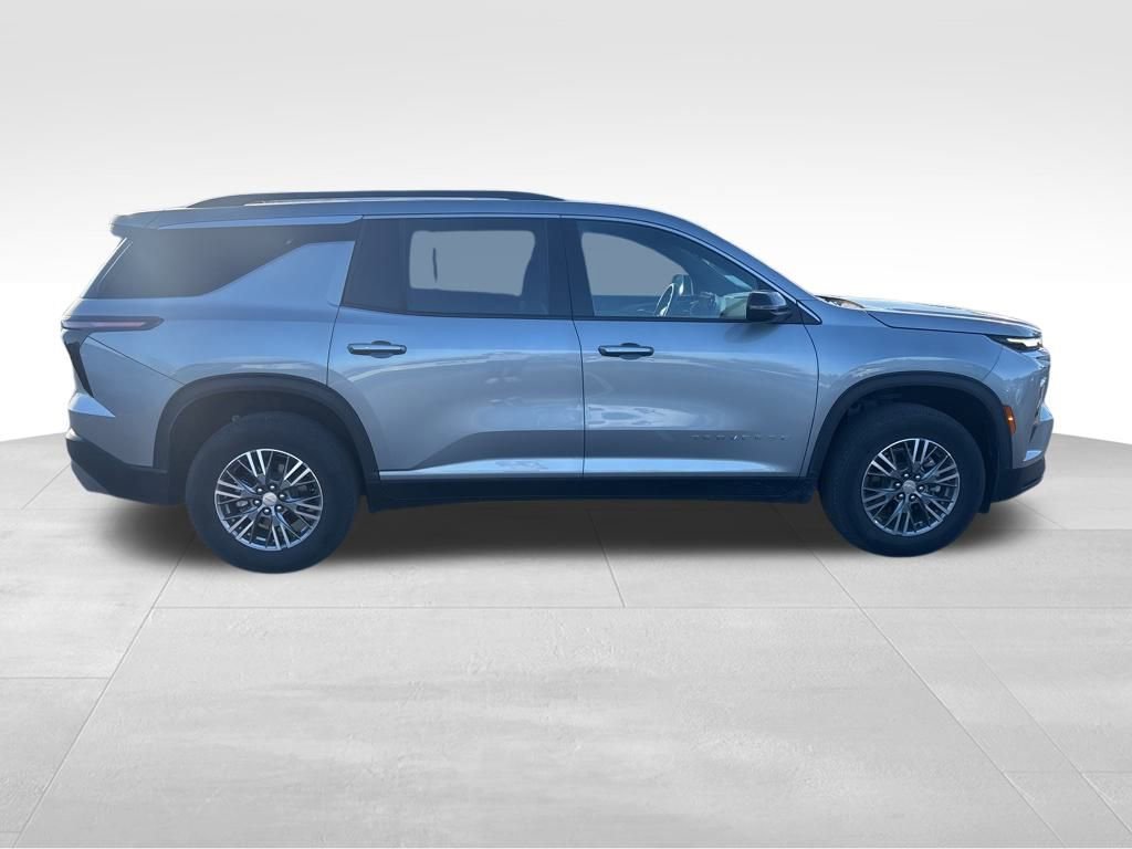 Used 2025 Chevrolet Traverse LT image 8