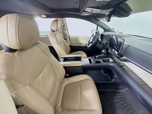 Used 2023 Toyota Sienna Limited image 25