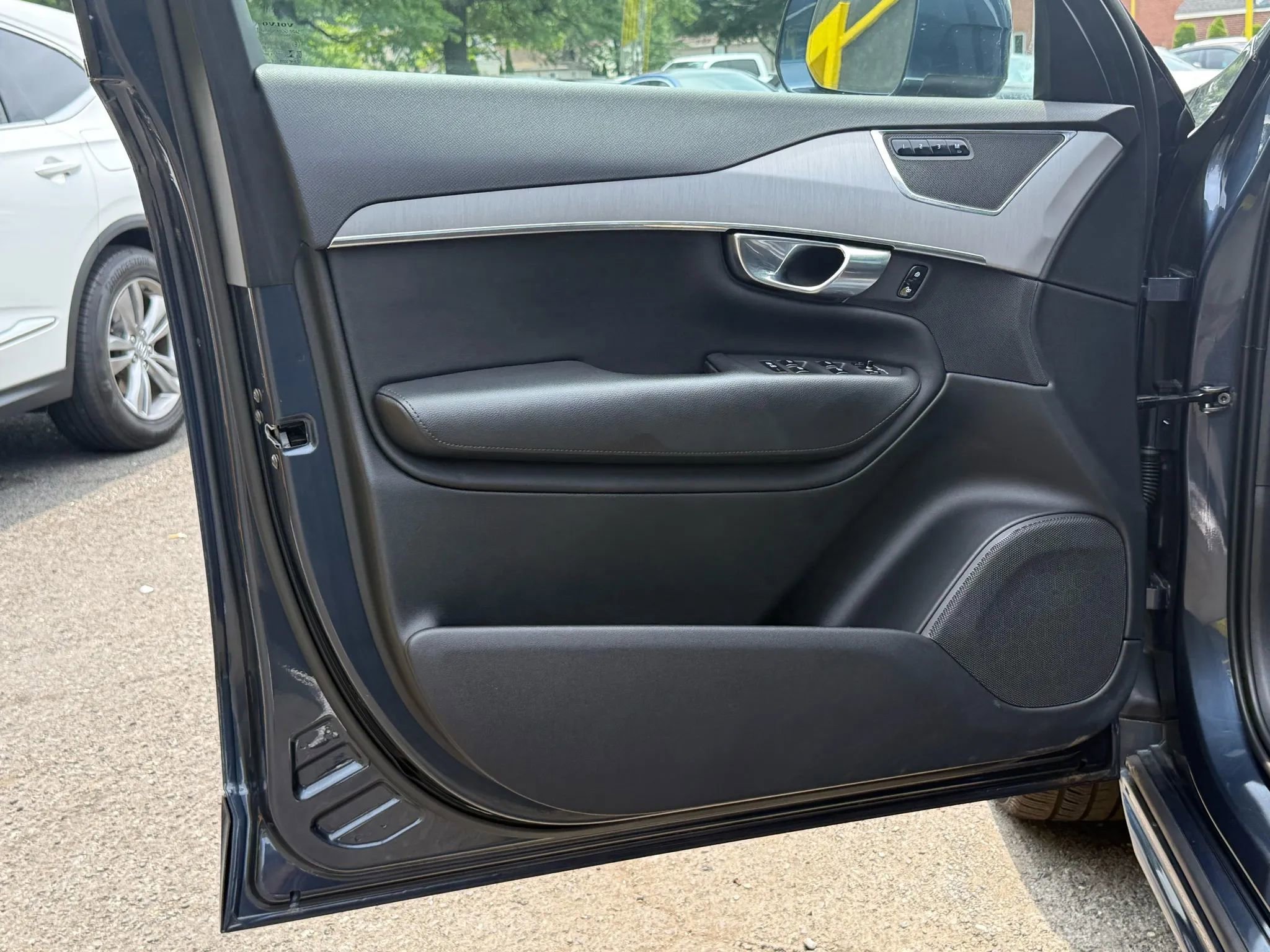 Used 2022 Volvo XC90 T5 Momentum w/ Climate Package image 7