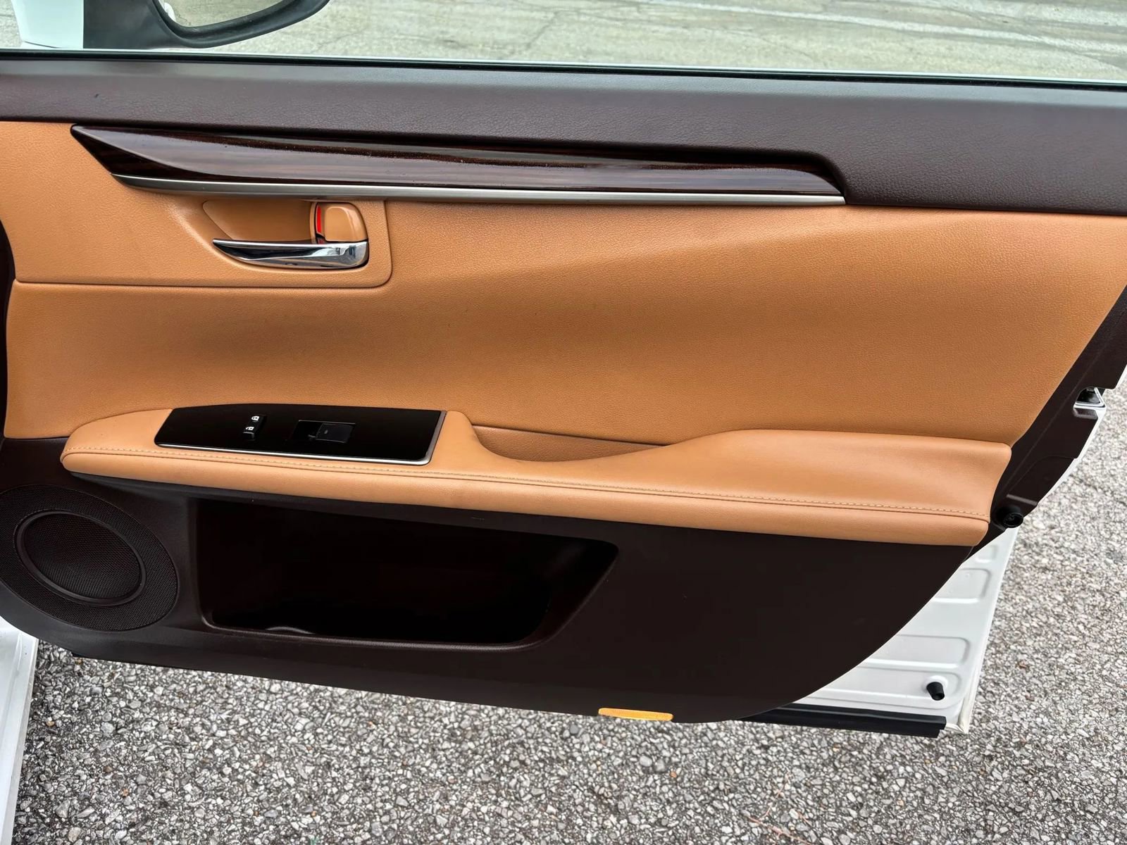 Used 2016 Lexus ES 350 w/ Luxury Package w/Wood Trim image 22