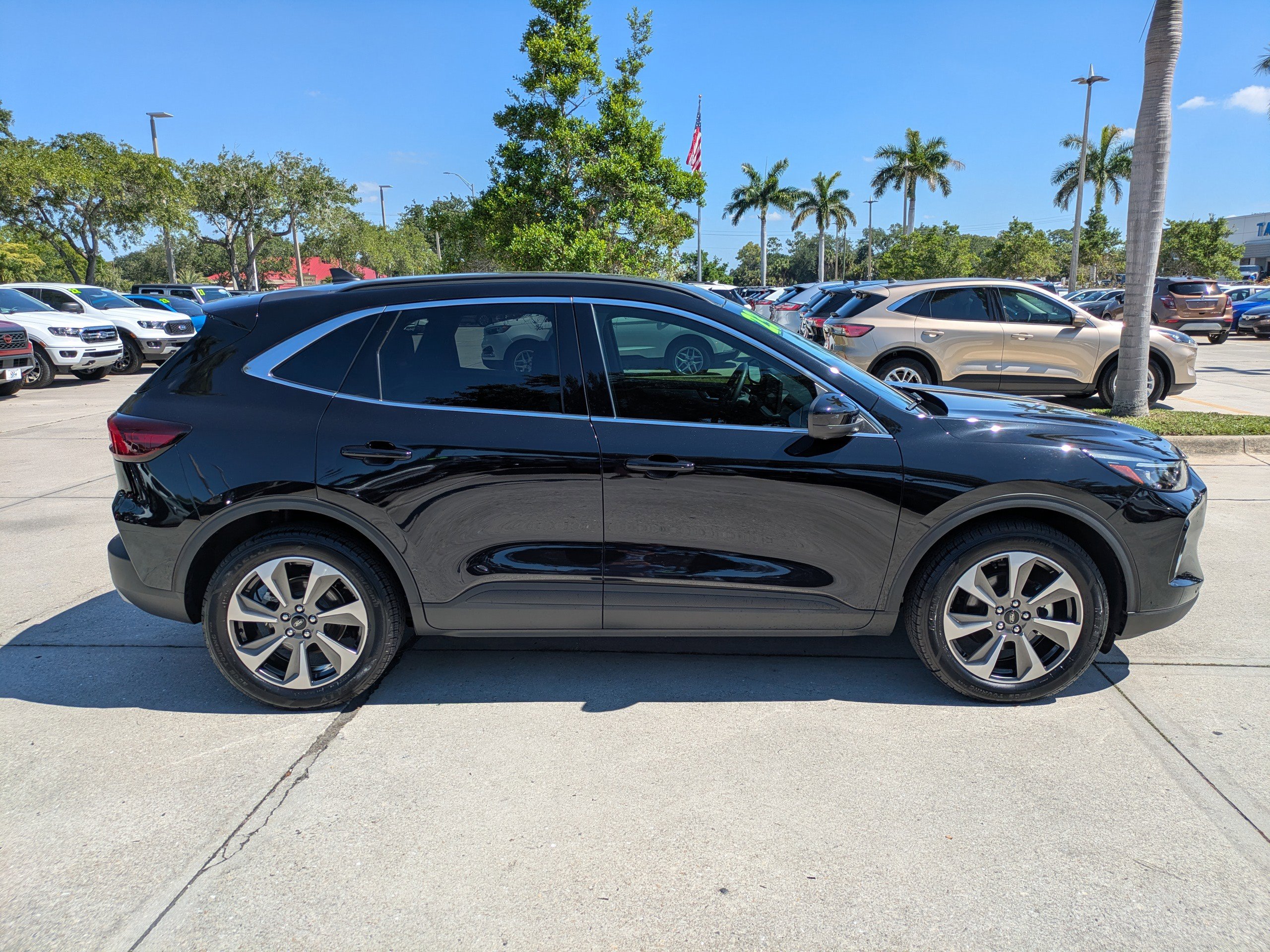 Certified 2023 Ford Escape Platinum AWD/4WD image 3