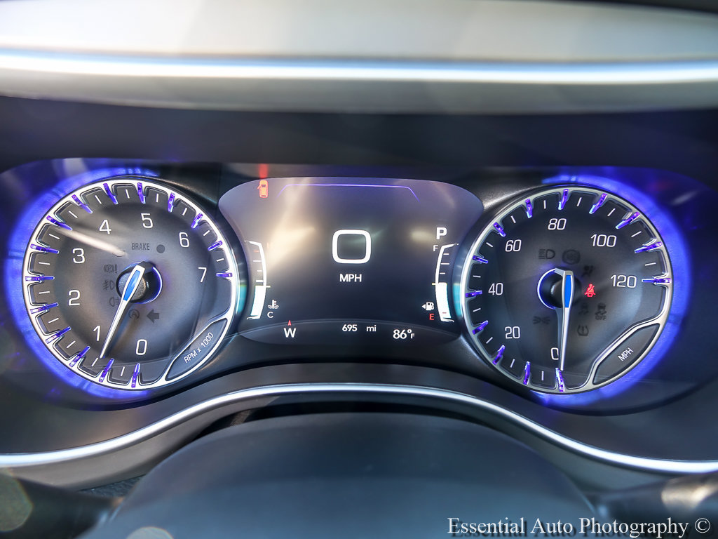 Used 2027 Chrysler Pacifica Select FWD image 4