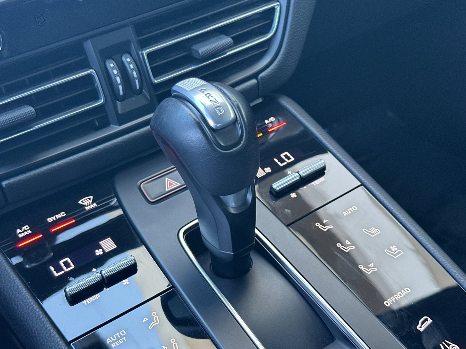 Certified 2024 Porsche Macan AWD/4WD image 17