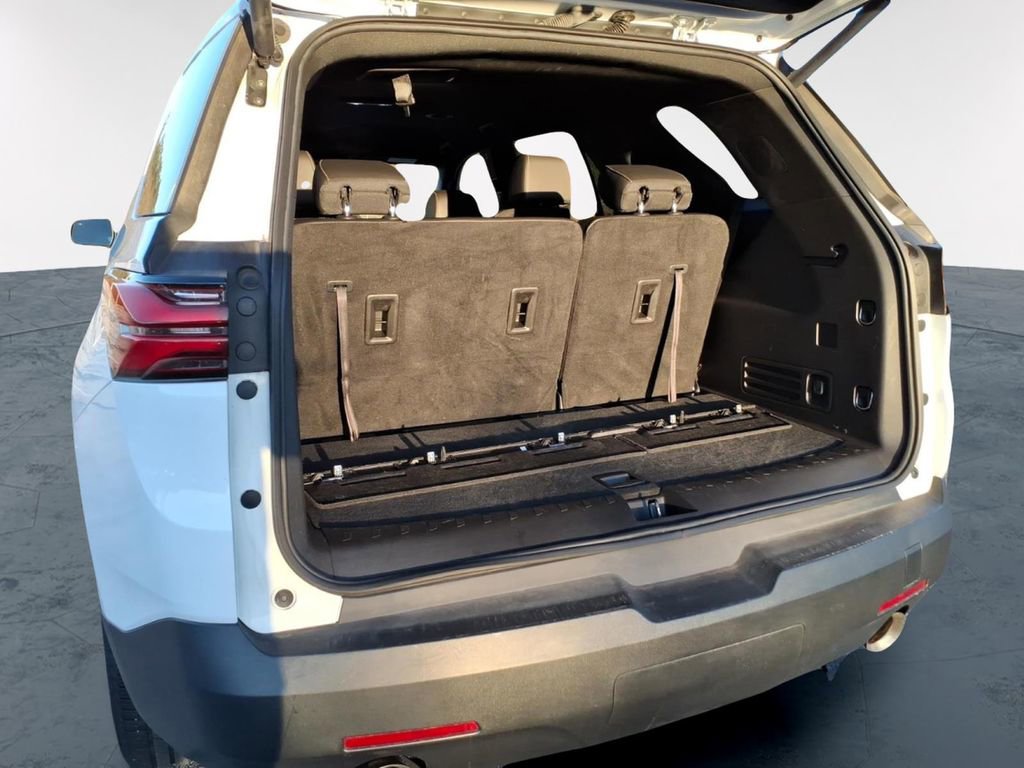 Used 2023 Chevrolet Traverse LT image 9