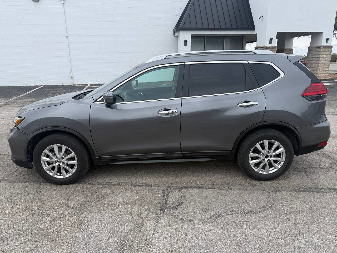 Used 2017 Nissan Rogue SV FWD image 4