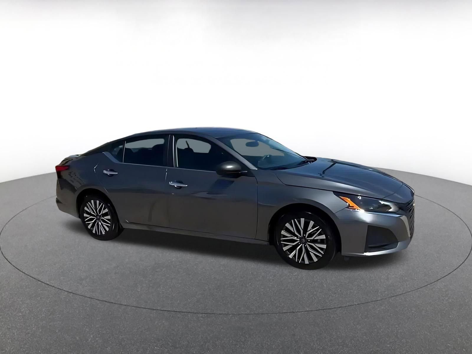Used 2025 Nissan Altima 2.5 SV FWD image 2
