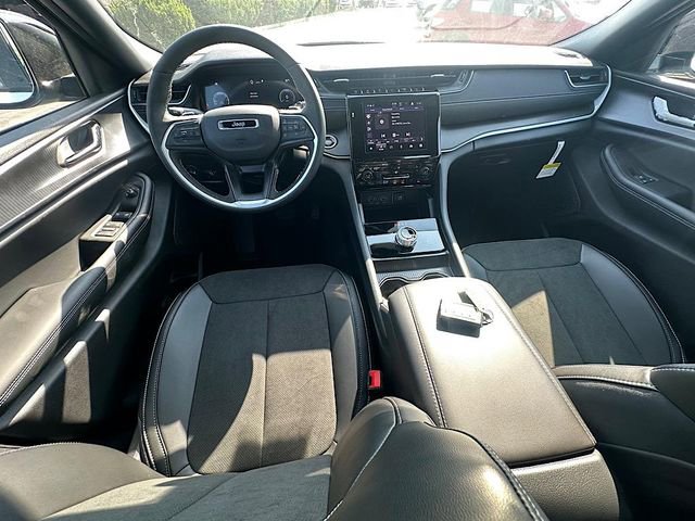 New 2025 Jeep Grand Cherokee L Altitude image 17
