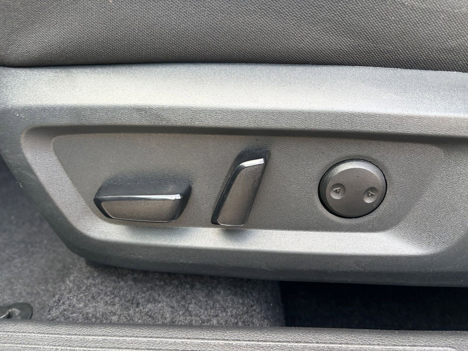 Used 2025 Nissan Rogue SV FWD image 22
