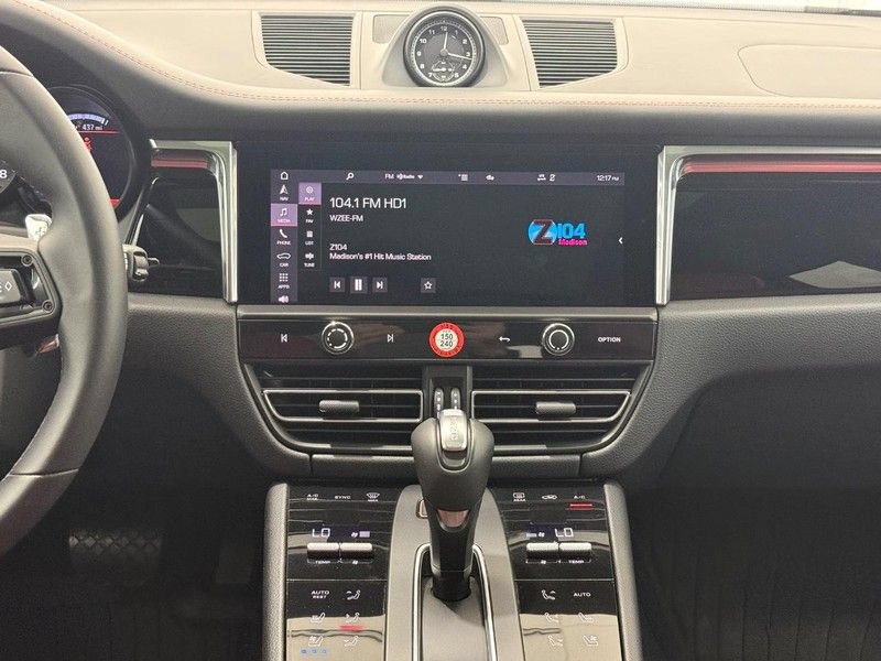Certified 2025 Porsche Macan AWD/4WD image 13