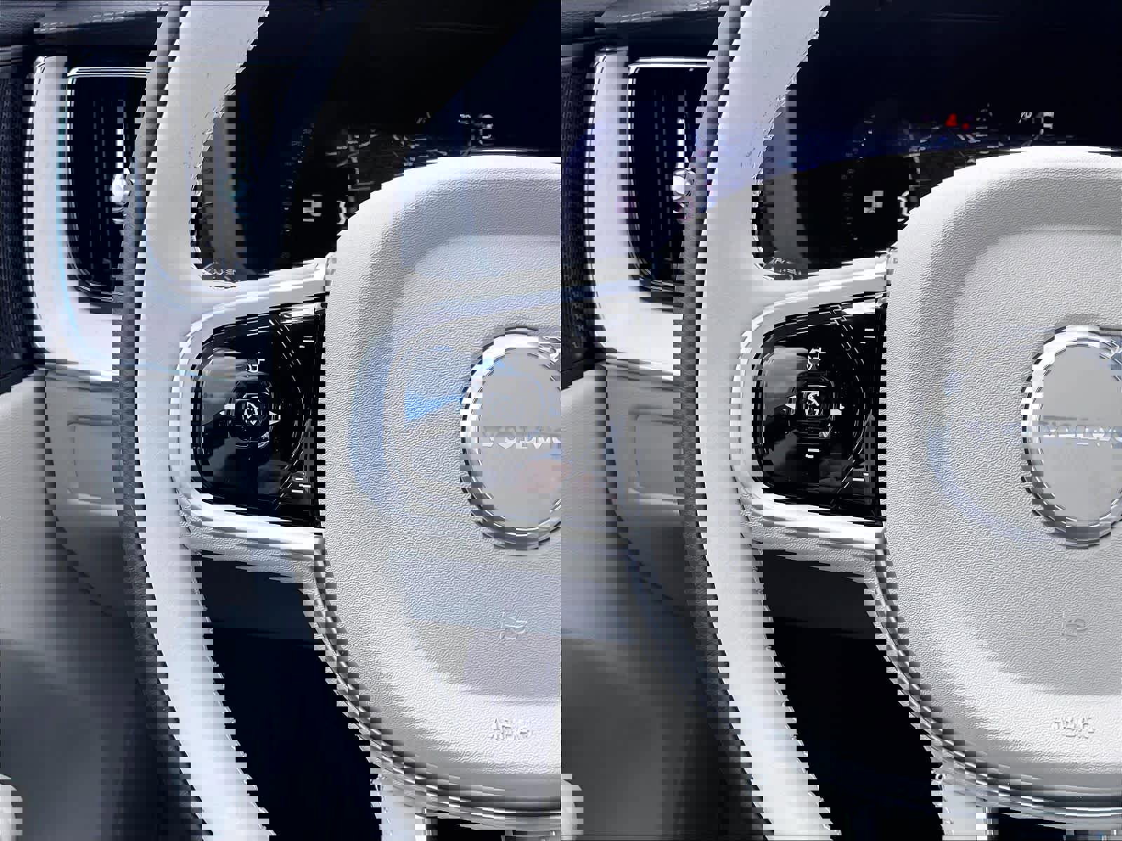 New 2026 Volvo XC60 T8 Ultra w/ Climate Package AWD/4WD image 17