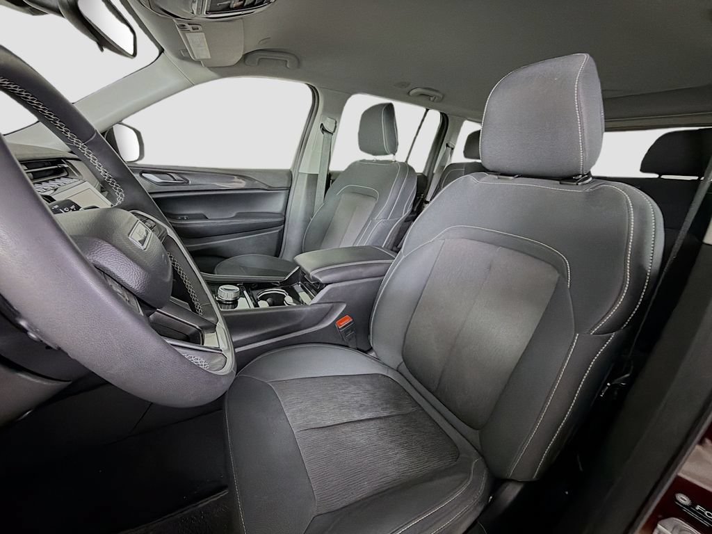 Used 2023 Jeep Grand Cherokee Laredo AWD/4WD image 14