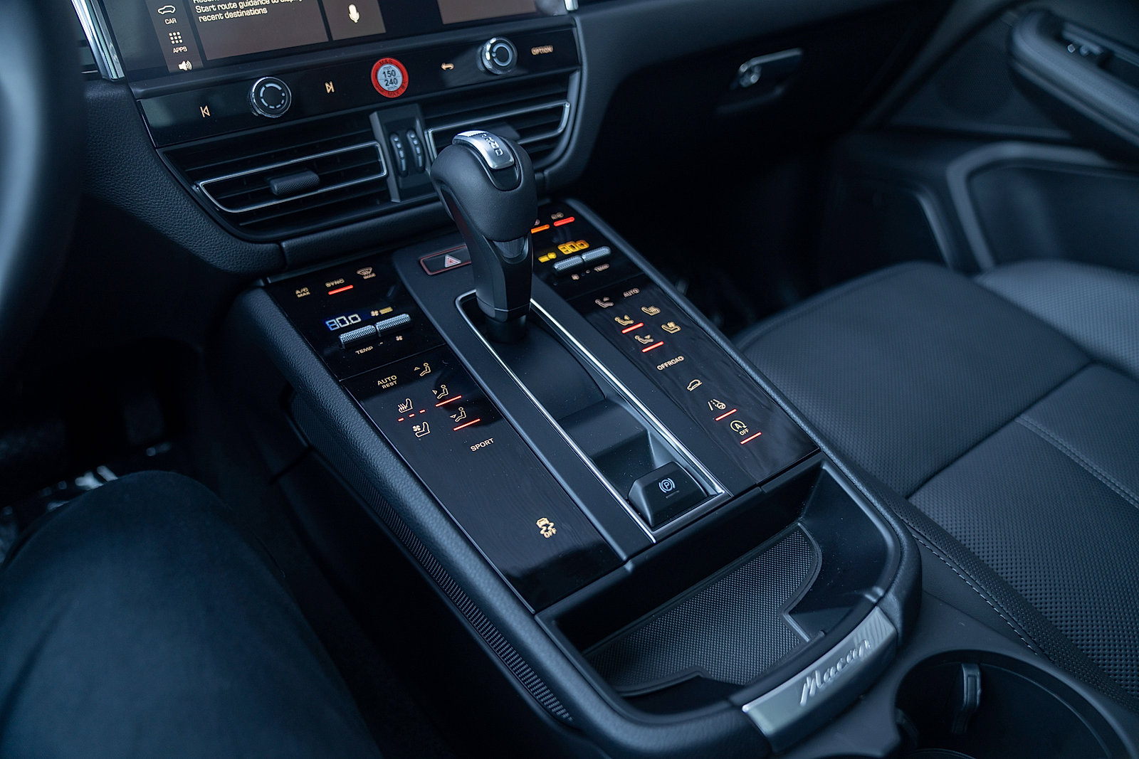Certified 2025 Porsche Macan AWD/4WD image 12