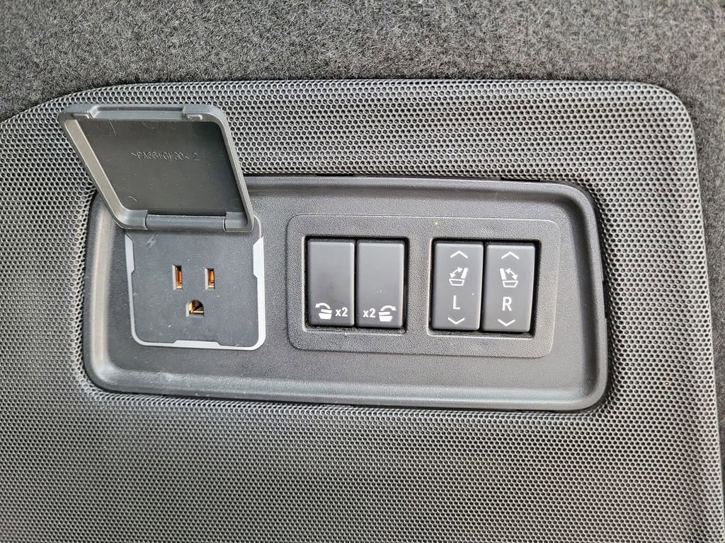 Used 2022 Cadillac Escalade Luxury image 12