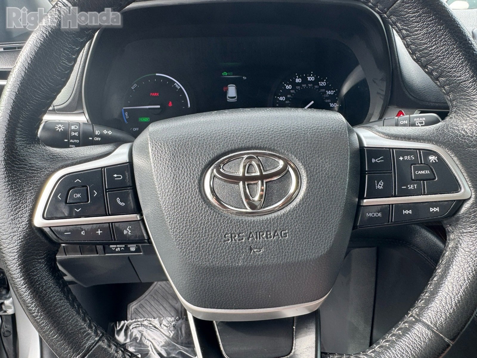 Used 2024 Toyota Sienna XLE image 28