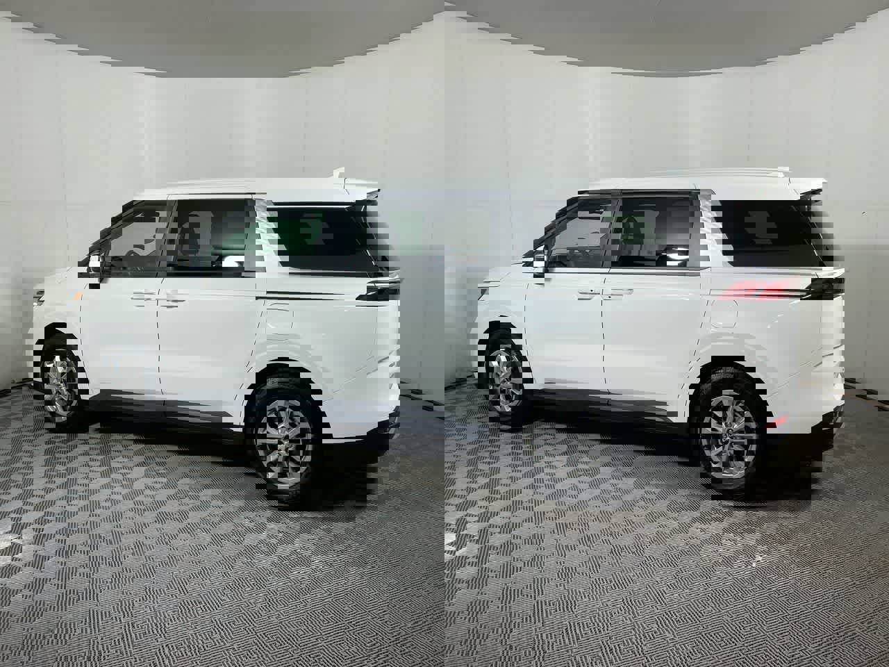 Used 2024 Kia Carnival LX image 4