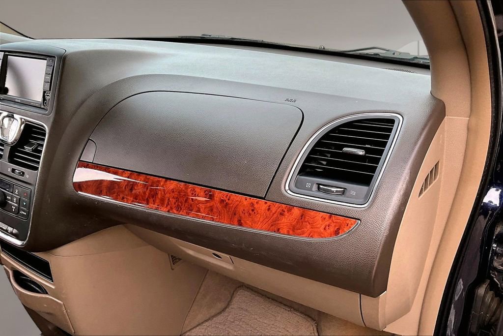 Used 2014 Chrysler Town & Country Touring FWD image 16