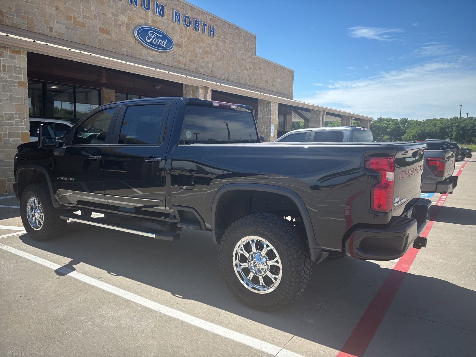 Used 2024 Chevrolet Silverado 2500 LT AWD/4WD image 3