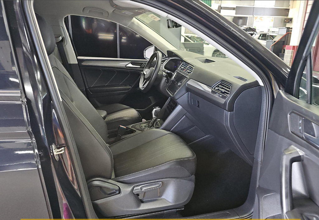 Used 2023 Volkswagen Tiguan SE FWD image 12