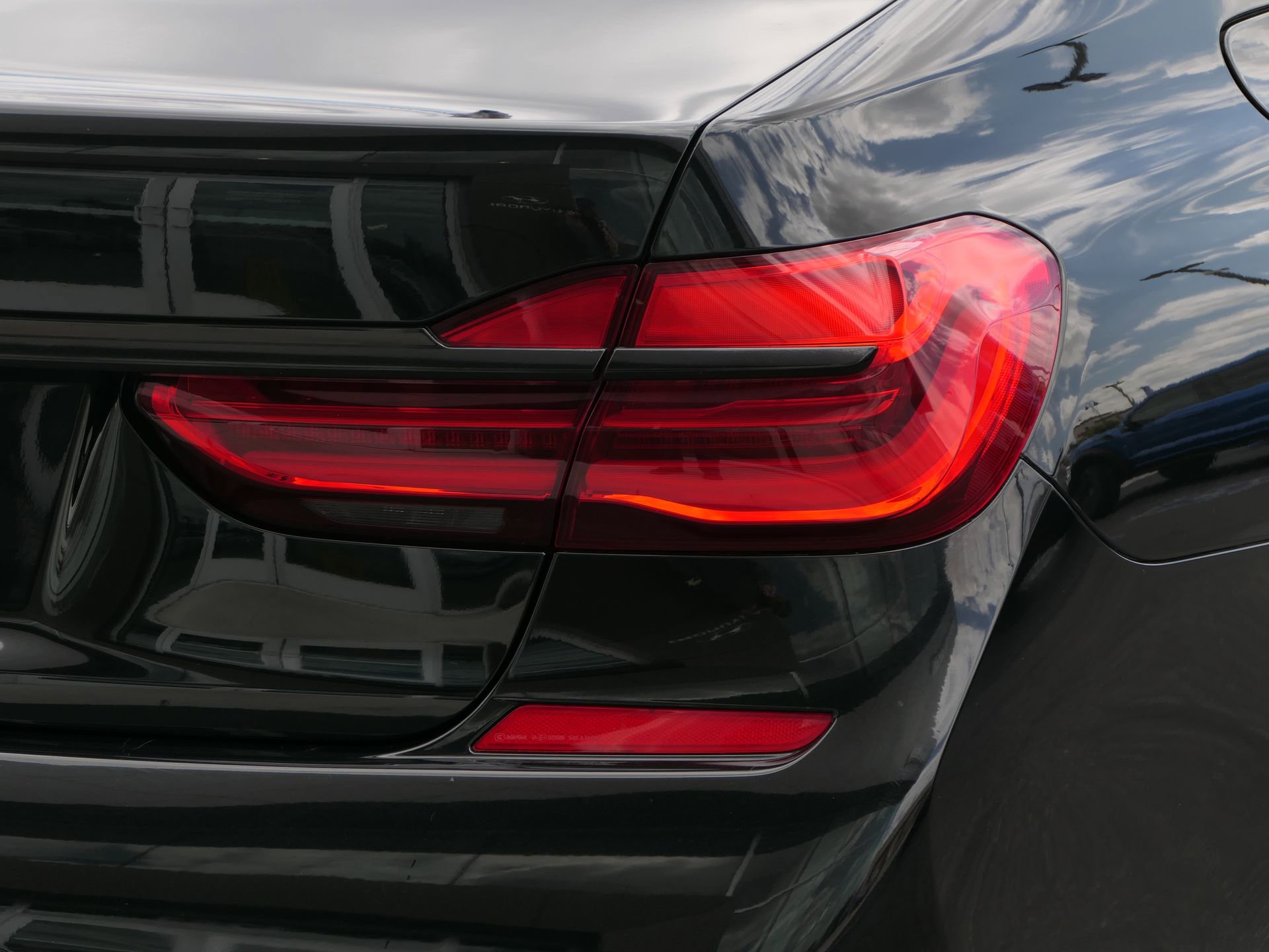 Used 2019 BMW 740i w/ M Sport Package RWD image 4