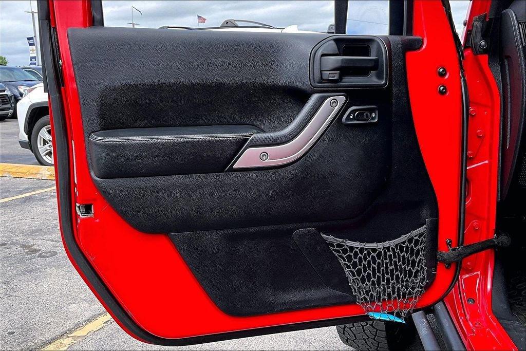 Used 2015 Jeep Wrangler Unlimited Rubicon image 19