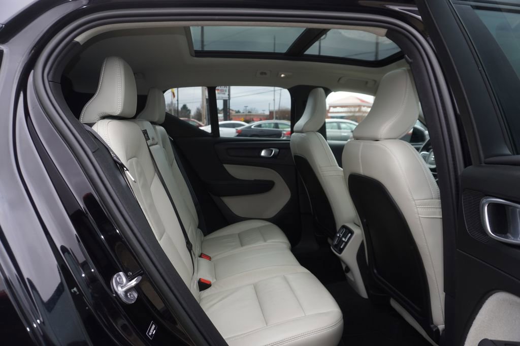 Used 2023 Volvo XC40 B5 Plus image 27