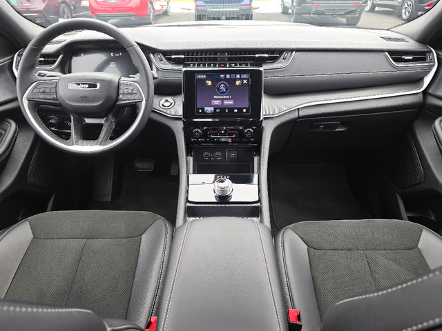 Certified 2025 Jeep Grand Cherokee Altitude image 2