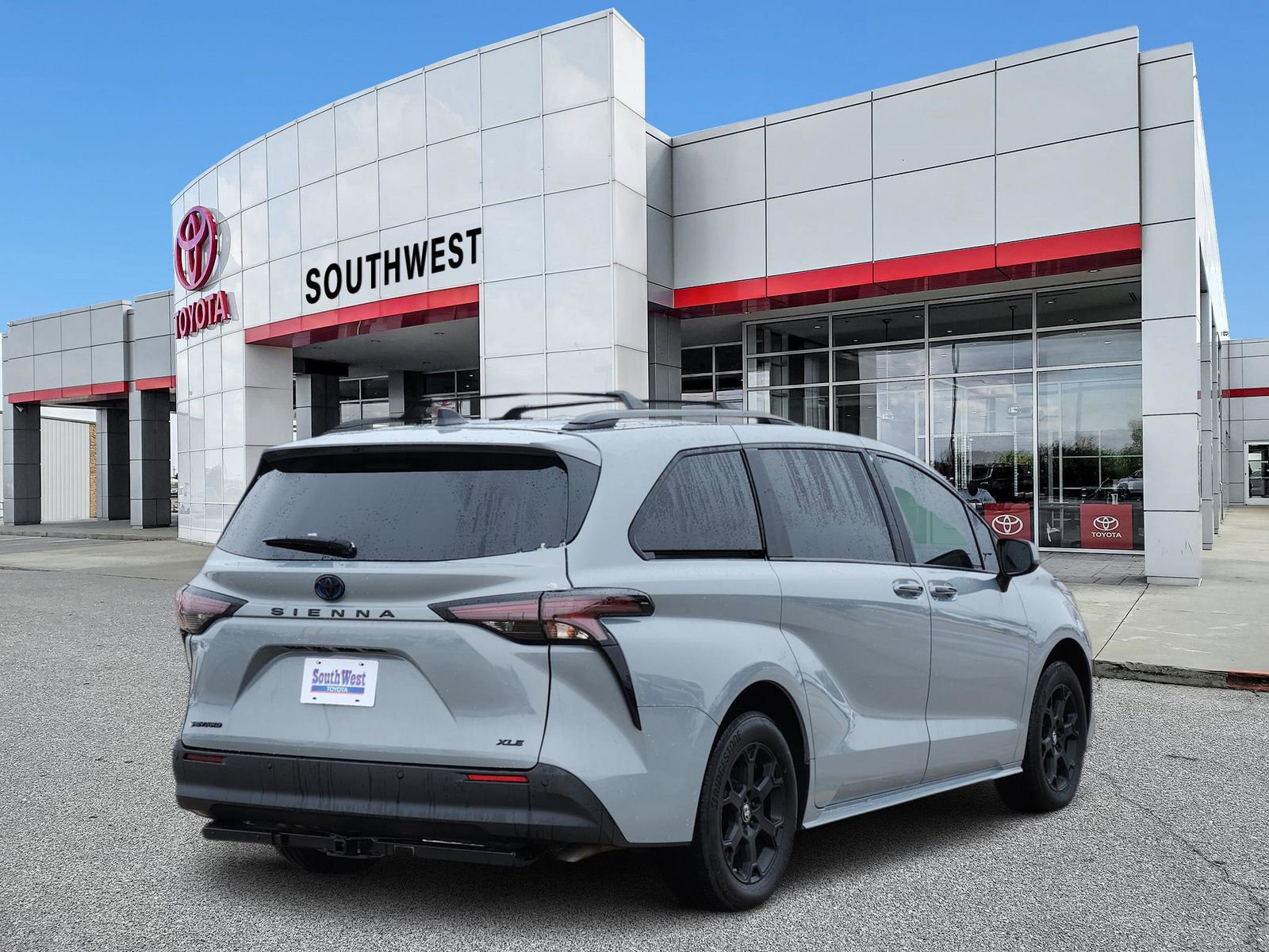 Used 2025 Toyota Sienna XLE Woodland Edition image 5