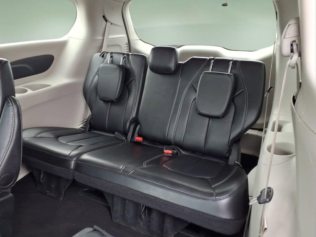 Used 2024 Chrysler Pacifica Touring-L FWD image 7