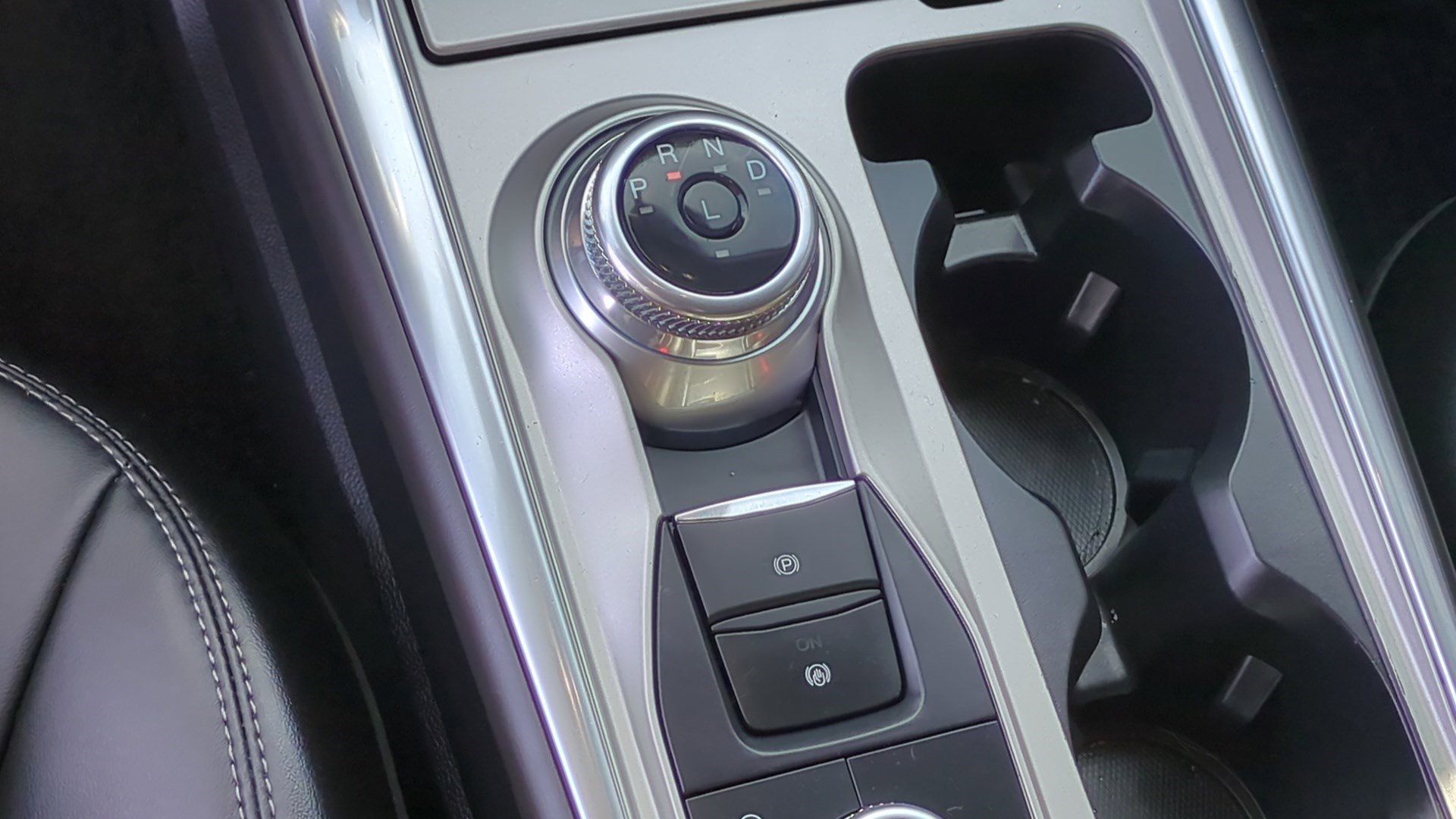 Used 2024 Ford Explorer XLT w/ Equipment Group 202A AWD/4WD image 23