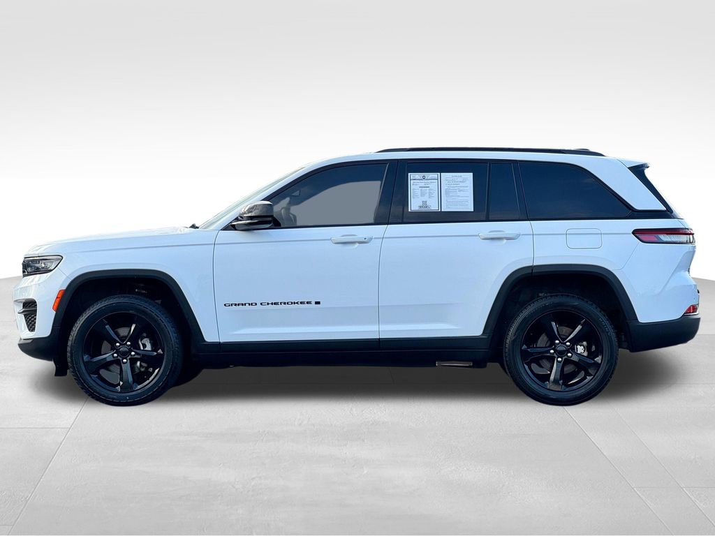 Used 2023 Jeep Grand Cherokee Altitude AWD/4WD image 4