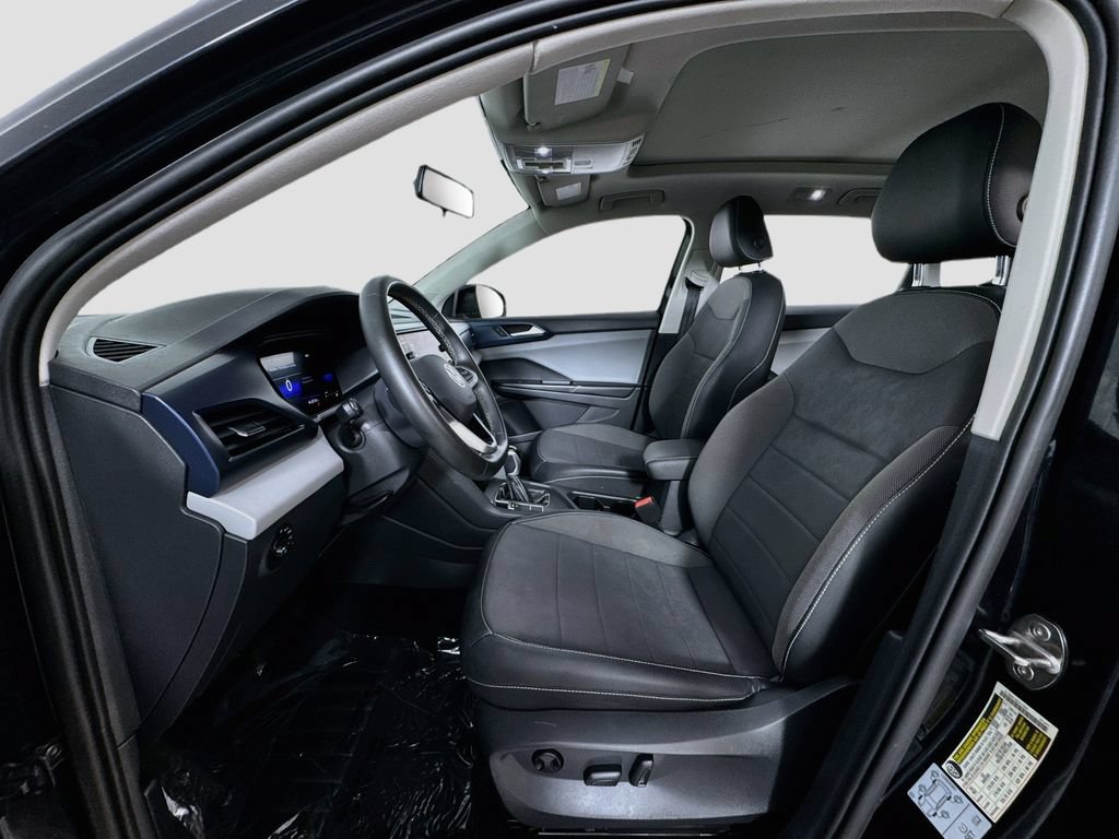Used 2022 Volkswagen Taos SE w/ Panoramic Sunroof Package FWD image 9
