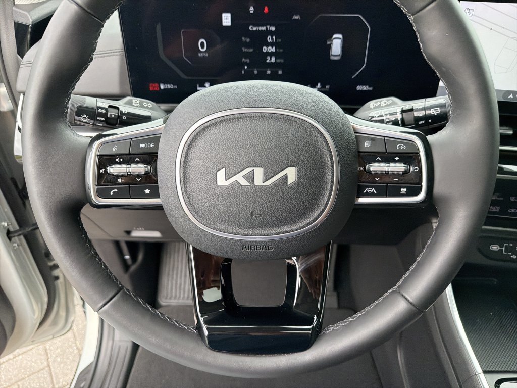 Used 2025 Kia Carnival SX Prestige FWD image 32