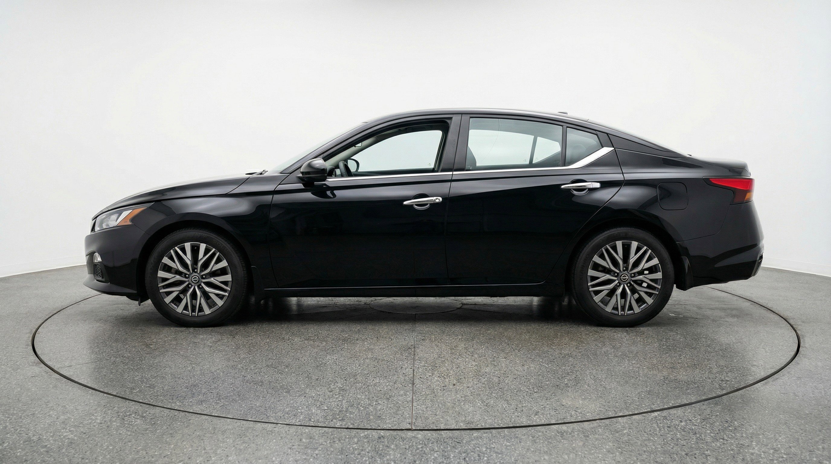 Used 2025 Nissan Altima 2.5 SV image 5