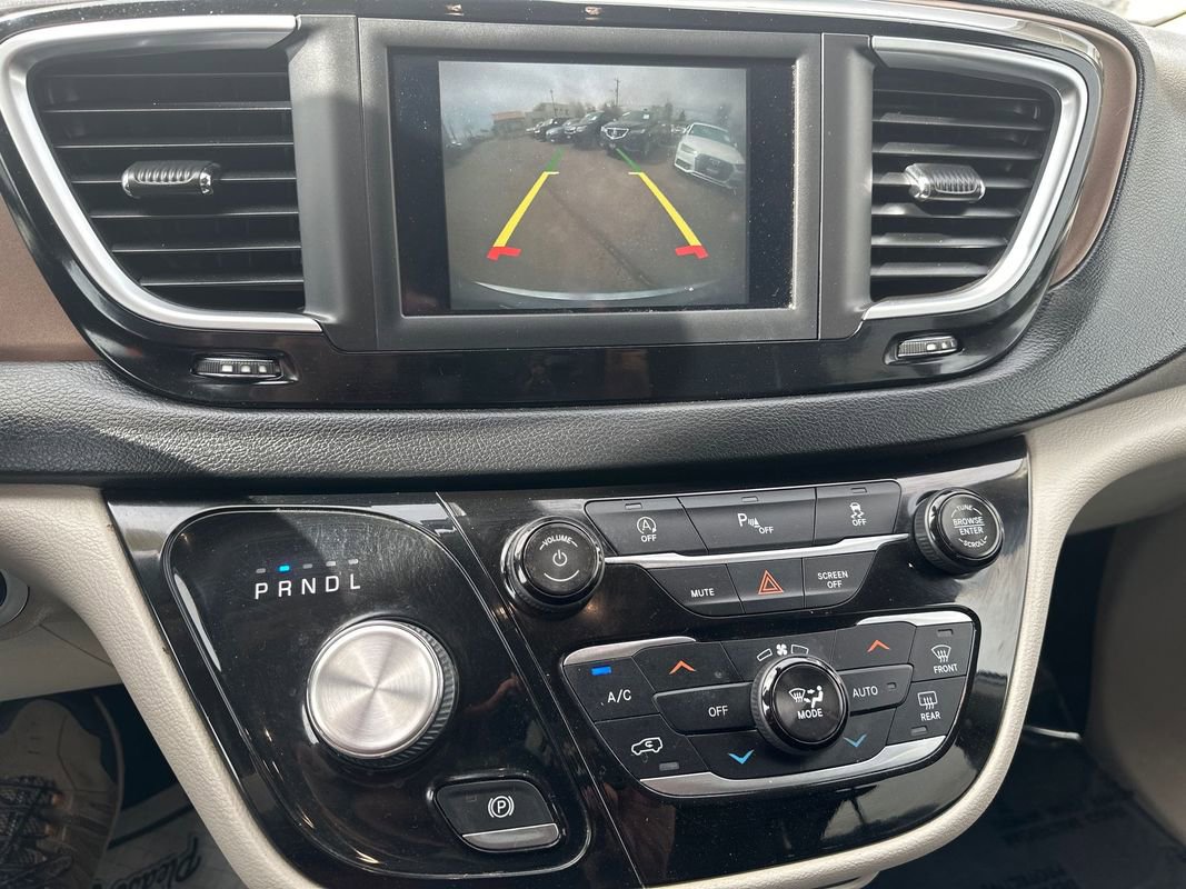 Used 2018 Chrysler Pacifica Touring-L FWD image 32