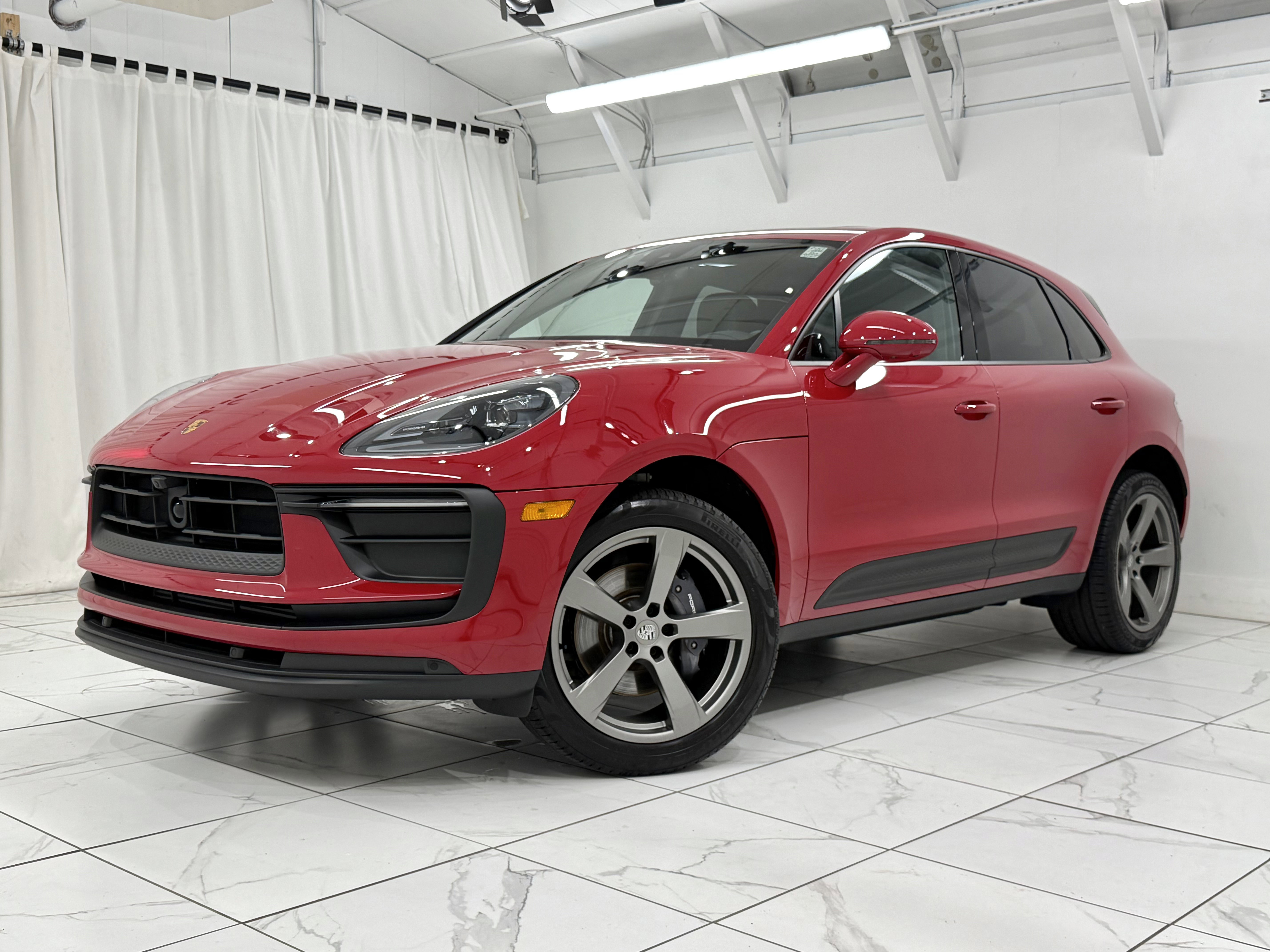 Certified 2024 Porsche Macan image 1