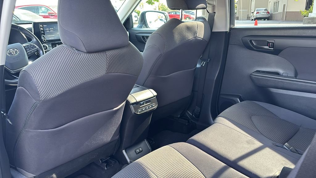 Used 2020 Toyota Highlander LE image 31