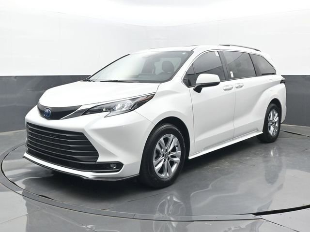 Used 2025 Toyota Sienna XLE w/ XLE Plus Package image 24