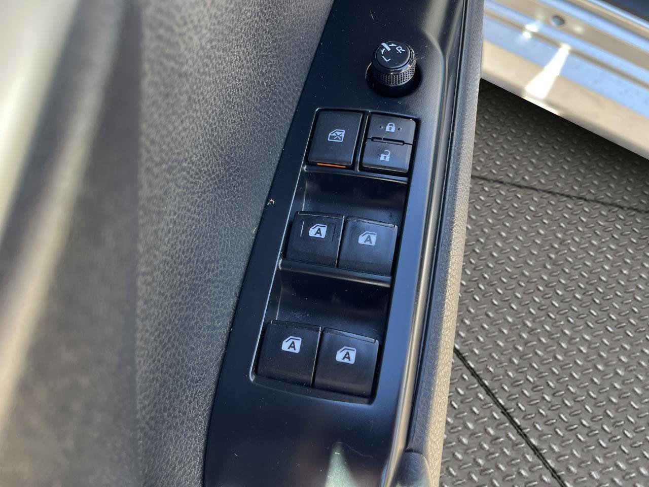 Used 2018 Toyota Camry LE w/ Convenience Package FWD image 12
