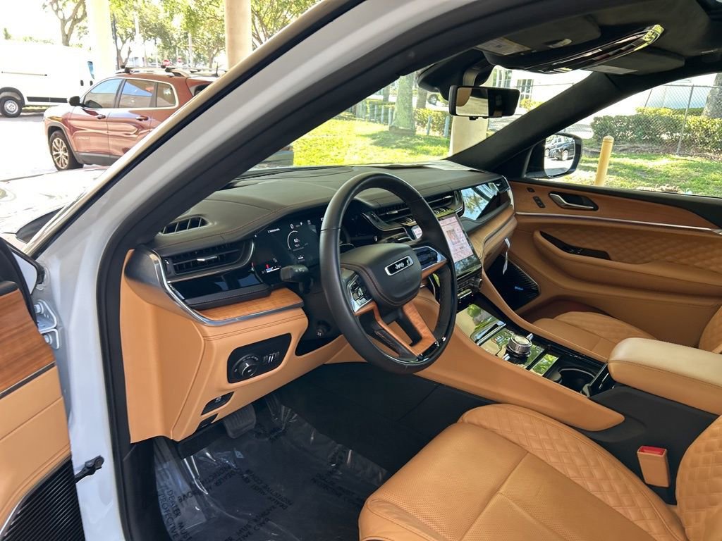 Used 2024 Jeep Grand Cherokee Summit AWD/4WD image 6