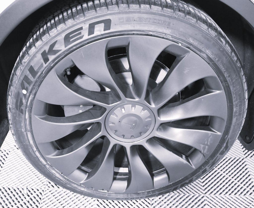 Used 2023 Tesla Model Y Performance image 7