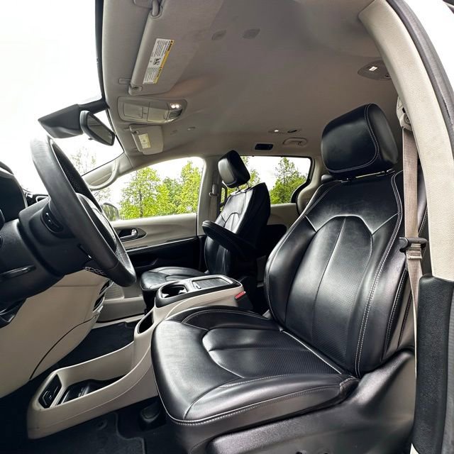 Used 2023 Chrysler Pacifica Touring-L FWD image 11