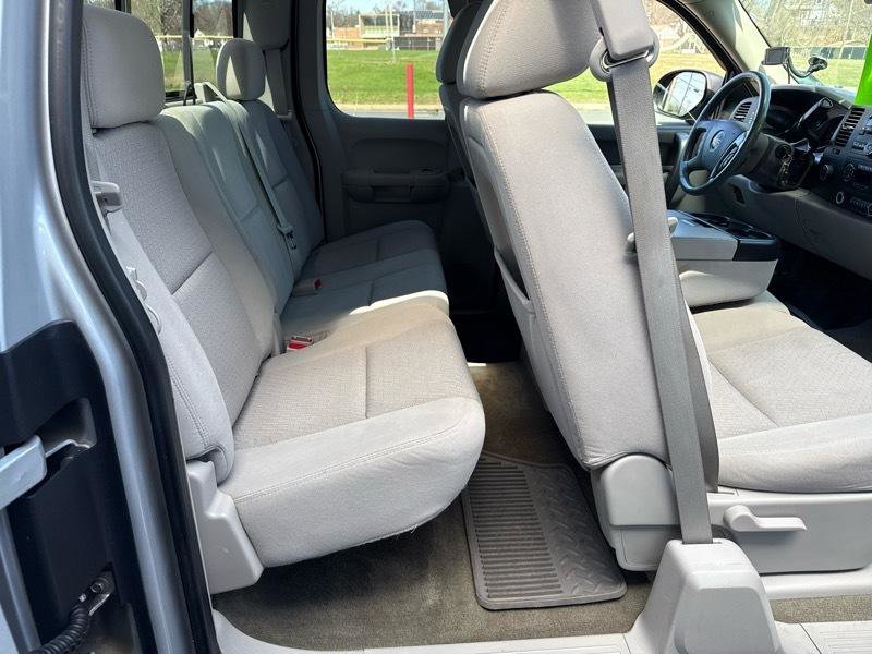 Used 2011 GMC Sierra 2500 SLE w/ SLE Preferred Package AWD/4WD image 8