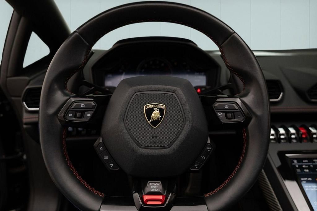 Used 2020 Lamborghini Huracan EVO image 23