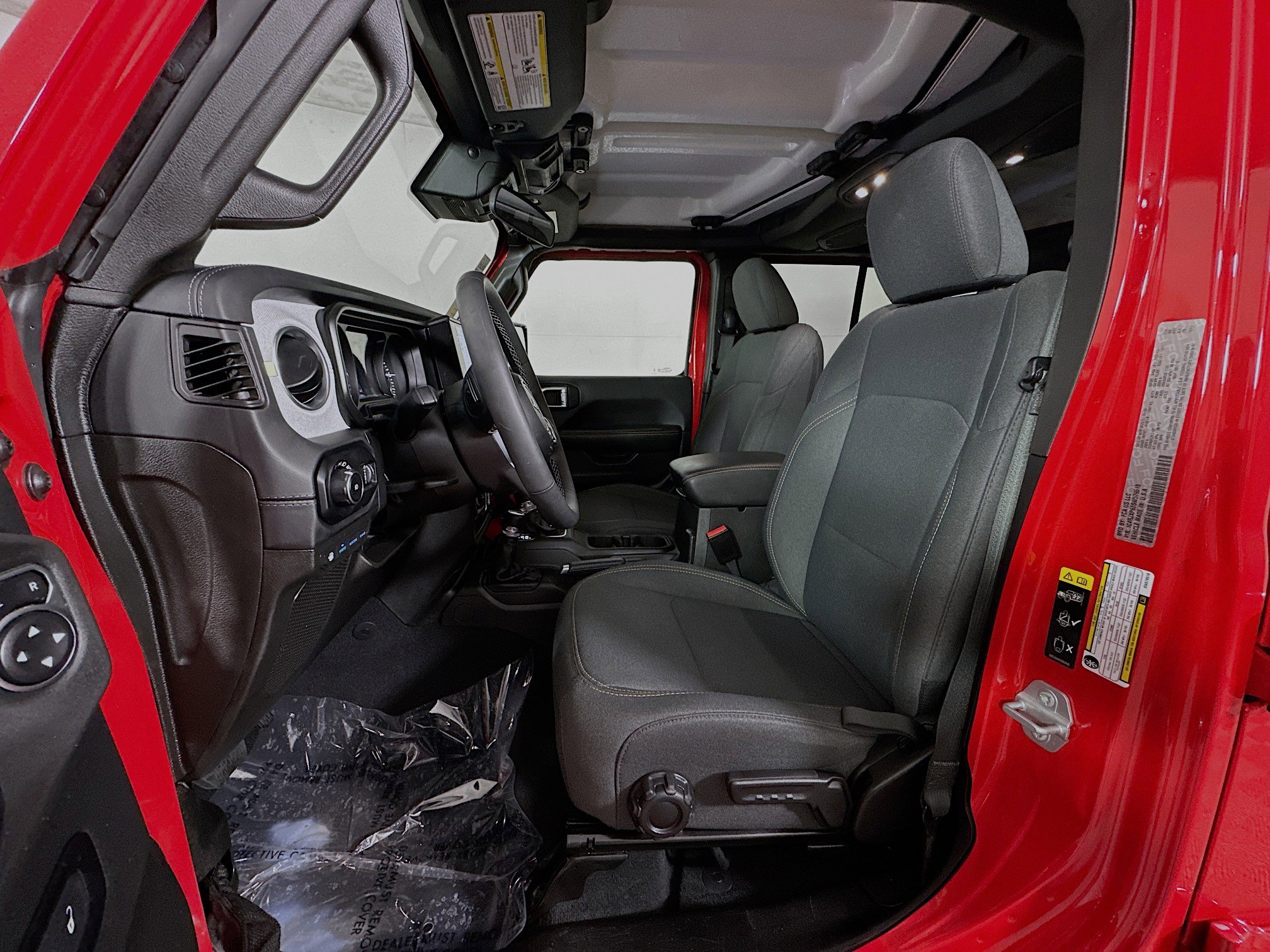 Used 2025 Jeep Wrangler Sahara image 12