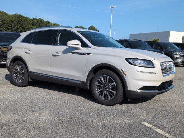 Used 2022 Lincoln Nautilus FWD w/ Premium Package image 2