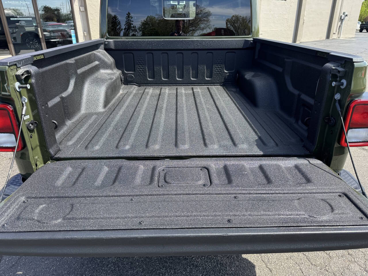 Used 2023 Jeep Gladiator Mojave w/ Cold Weather Group AWD/4WD image 15