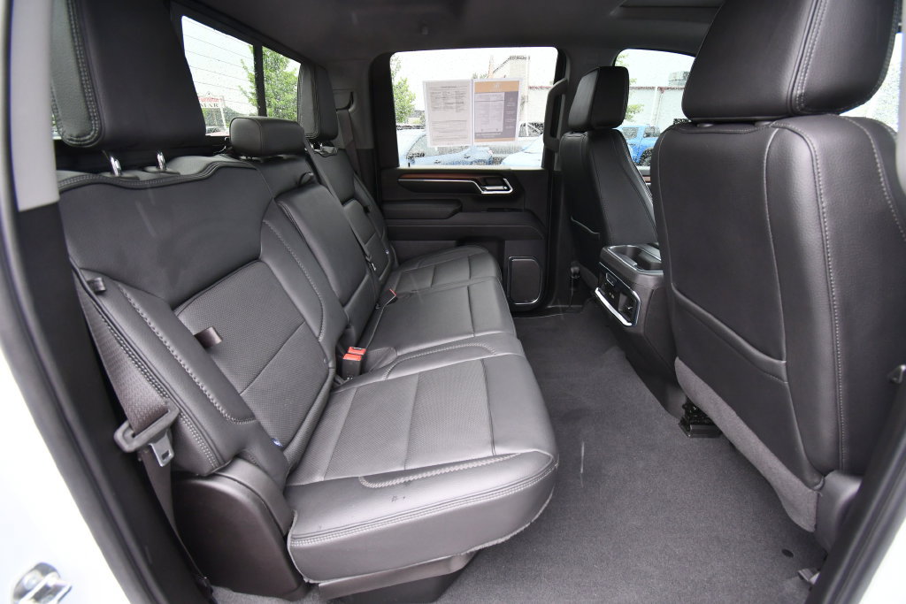 Used 2024 GMC Sierra 3500 Denali w/ Technology Package AWD/4WD image 21