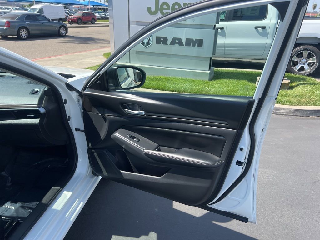 Used 2025 Nissan Altima 2.5 SV FWD image 26