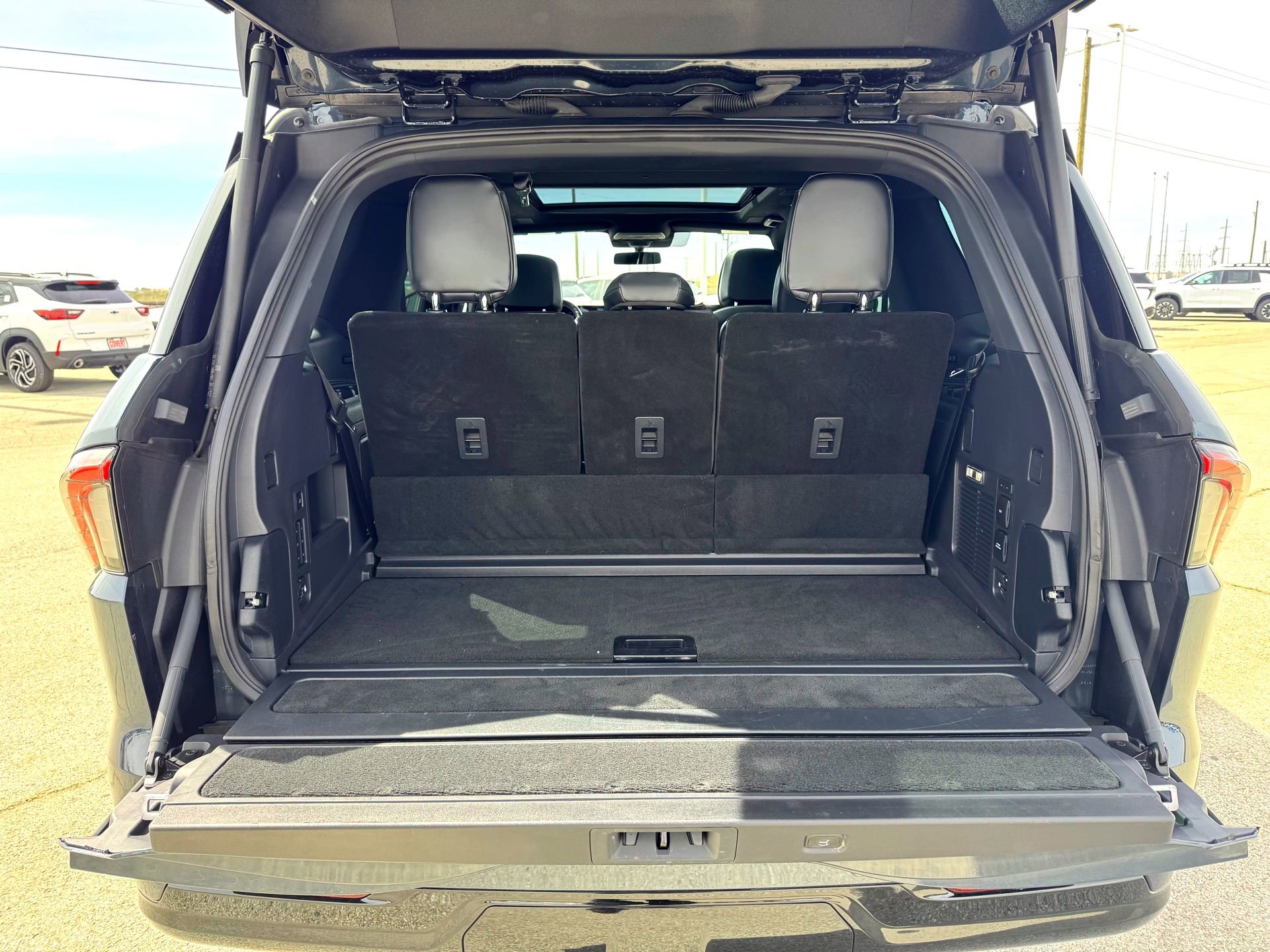 Used 2025 Lincoln Navigator Reserve w/ Jet Appearance Package image 8